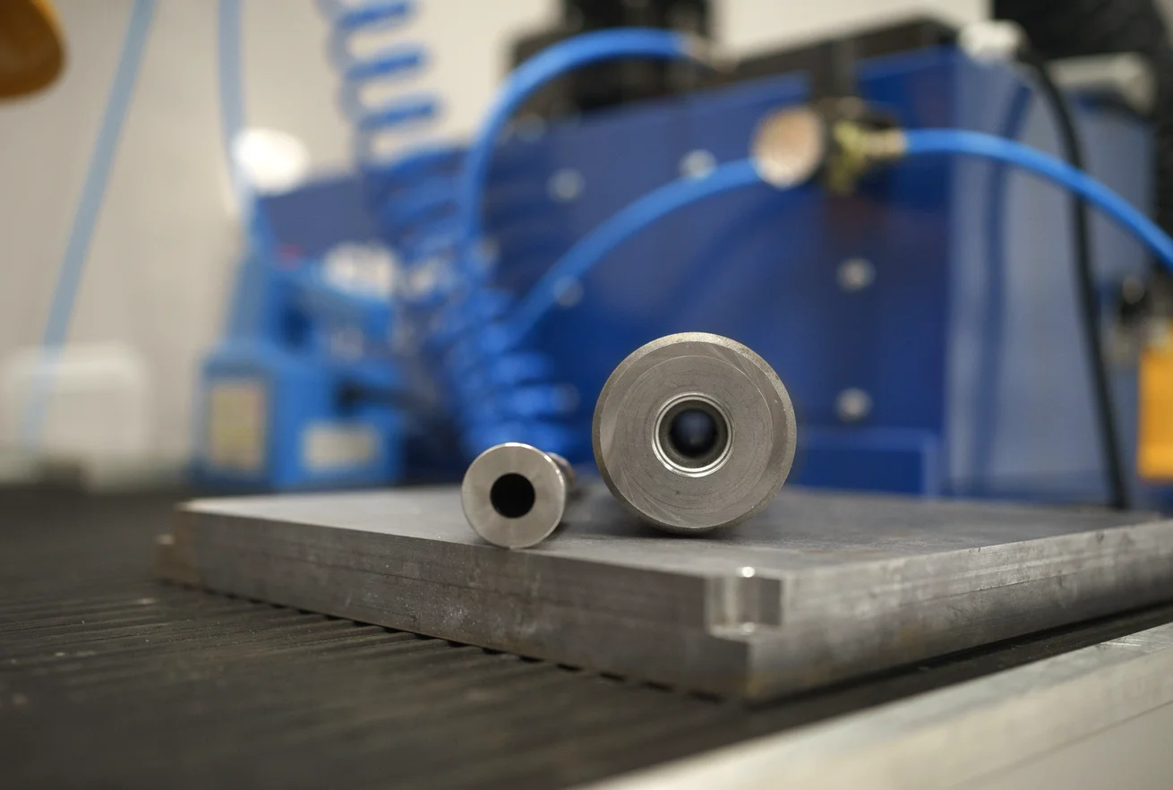 Konformalus au&scaron;inimas. Plieninių detalių 3D spausdinimo bandymai