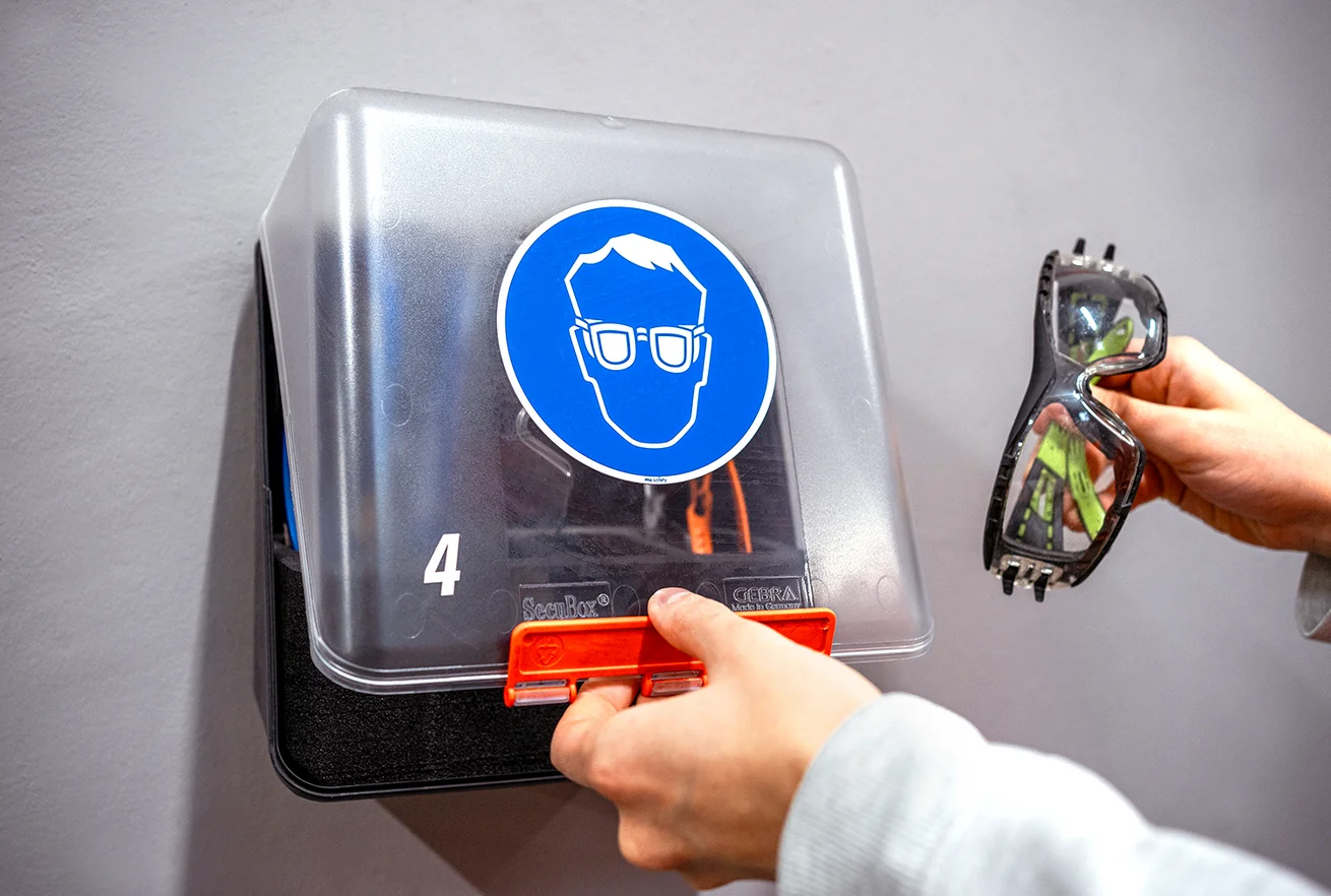 Apsauginių akinių dalinimo įrenginys