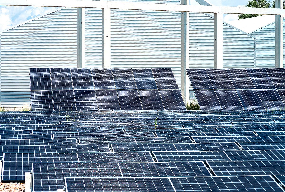 Agro PV. Prototipinė fotovoltinė sistema Rawlplug centrinėje būstinėje