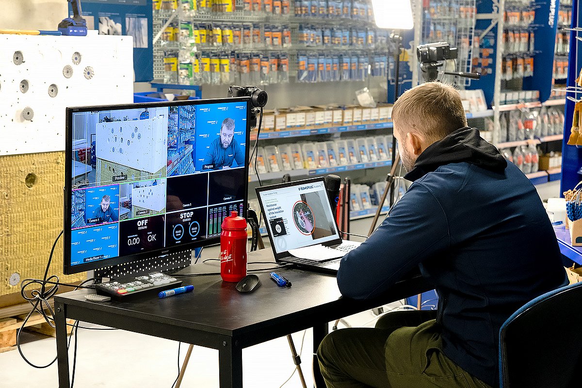 Vietnamiečių pardavimų komanda mokymuose