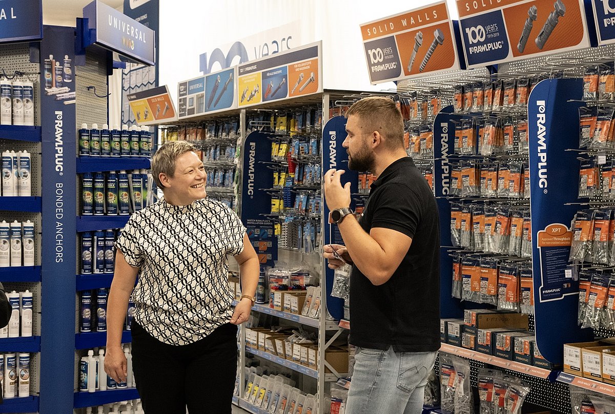 JK ambasados vizitas į „Rawlplug“ būstinę: istorinio bendradarbiavimo tęsinys