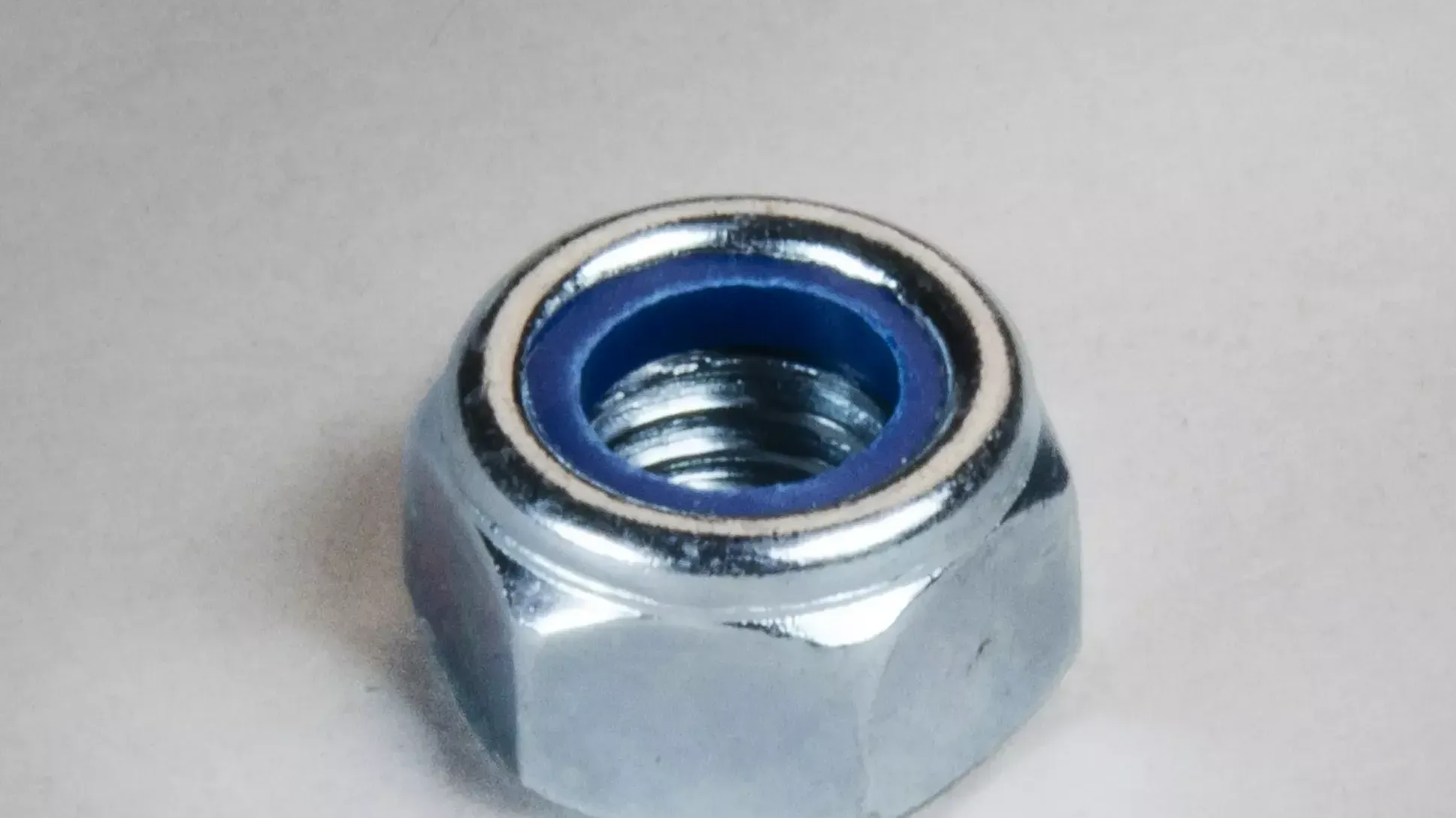 DIN985 Savaime užsifiksuojančios veržlės M12 mm – kartoninė dėžė – 5 kg