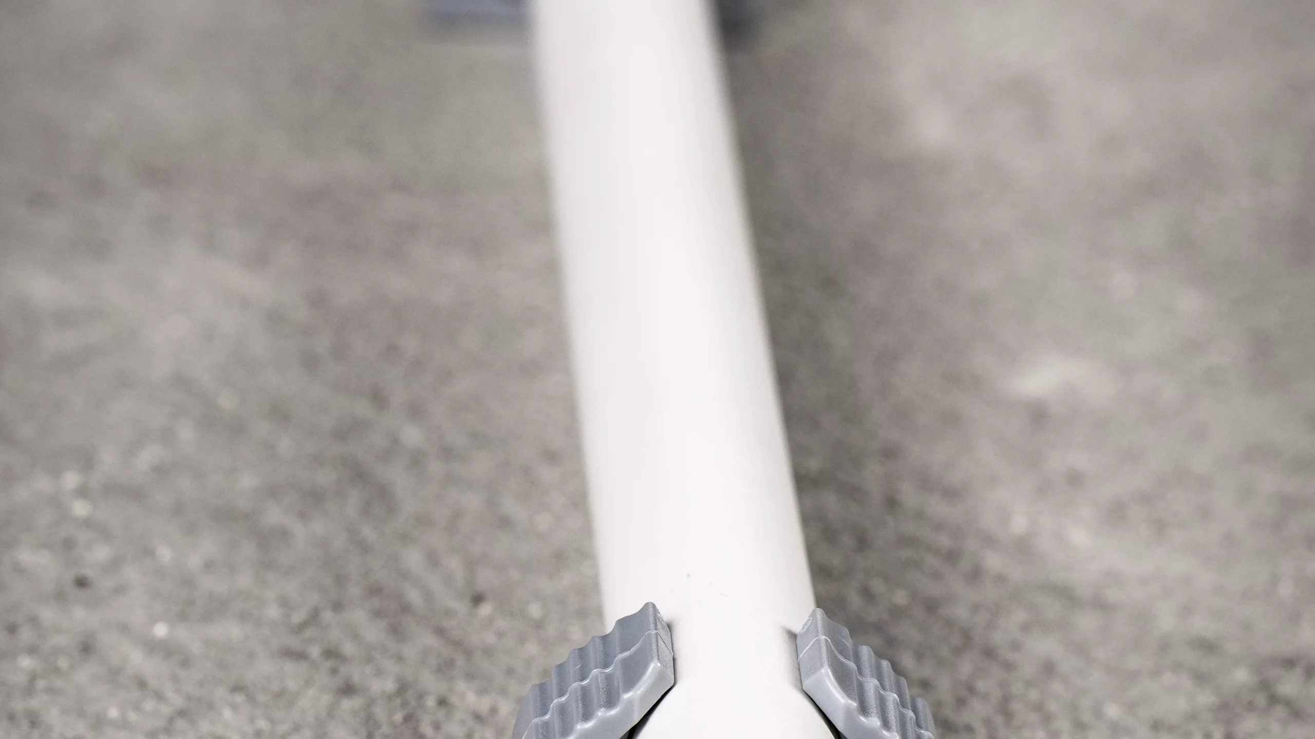 Atviras U tipo laikiklis vamzdžių skersmeniui 32 mm PA6 vinių įkalimui SC40 SC40II – kartoninė dėžė – 50 vnt. - Image 2