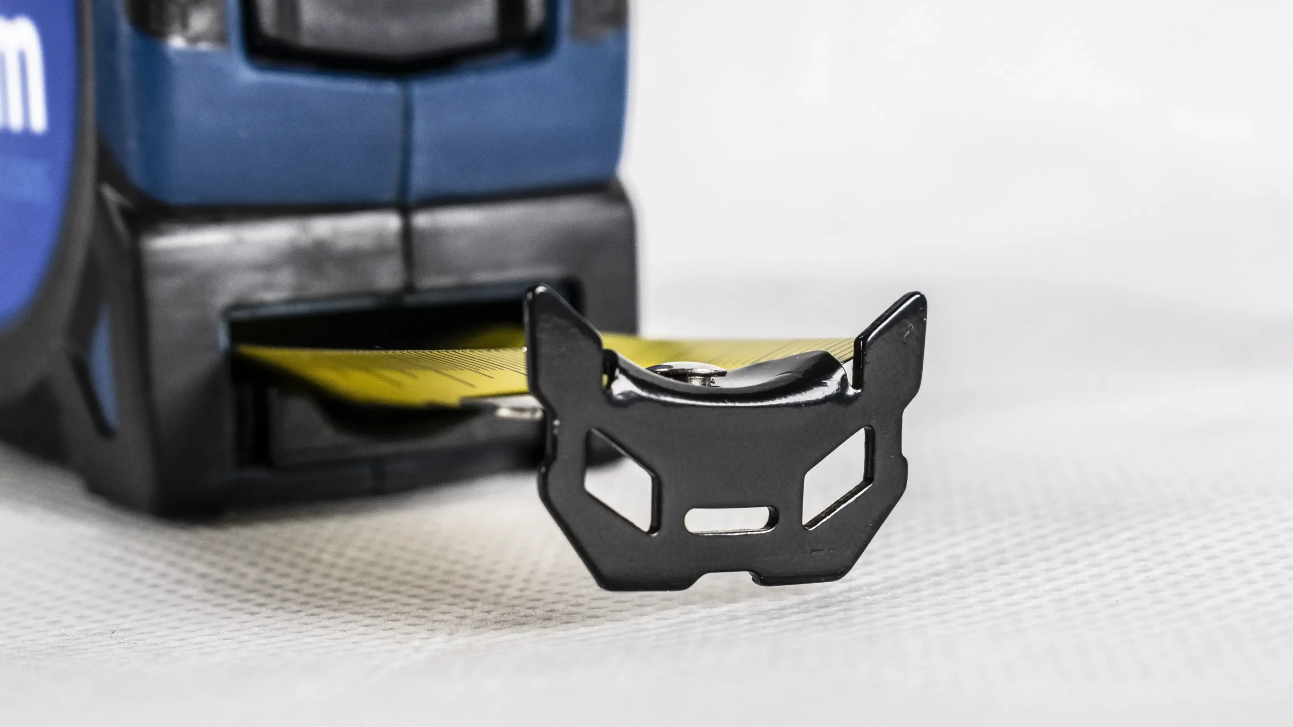 R-HMT neapdorota juosta, 25 mm, 8m serija metrinė ir imperinė – plastikinė pakabinama pakuotė – 1 vnt. - Image 7